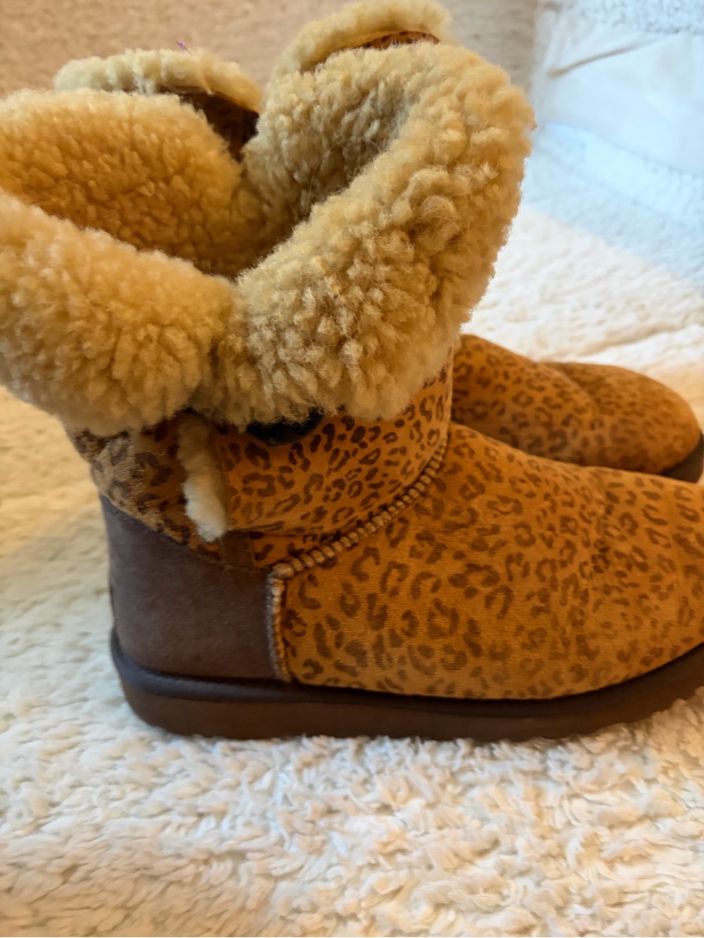 Vintage uggs women’s Leopard Print Shearling Boots - Tan